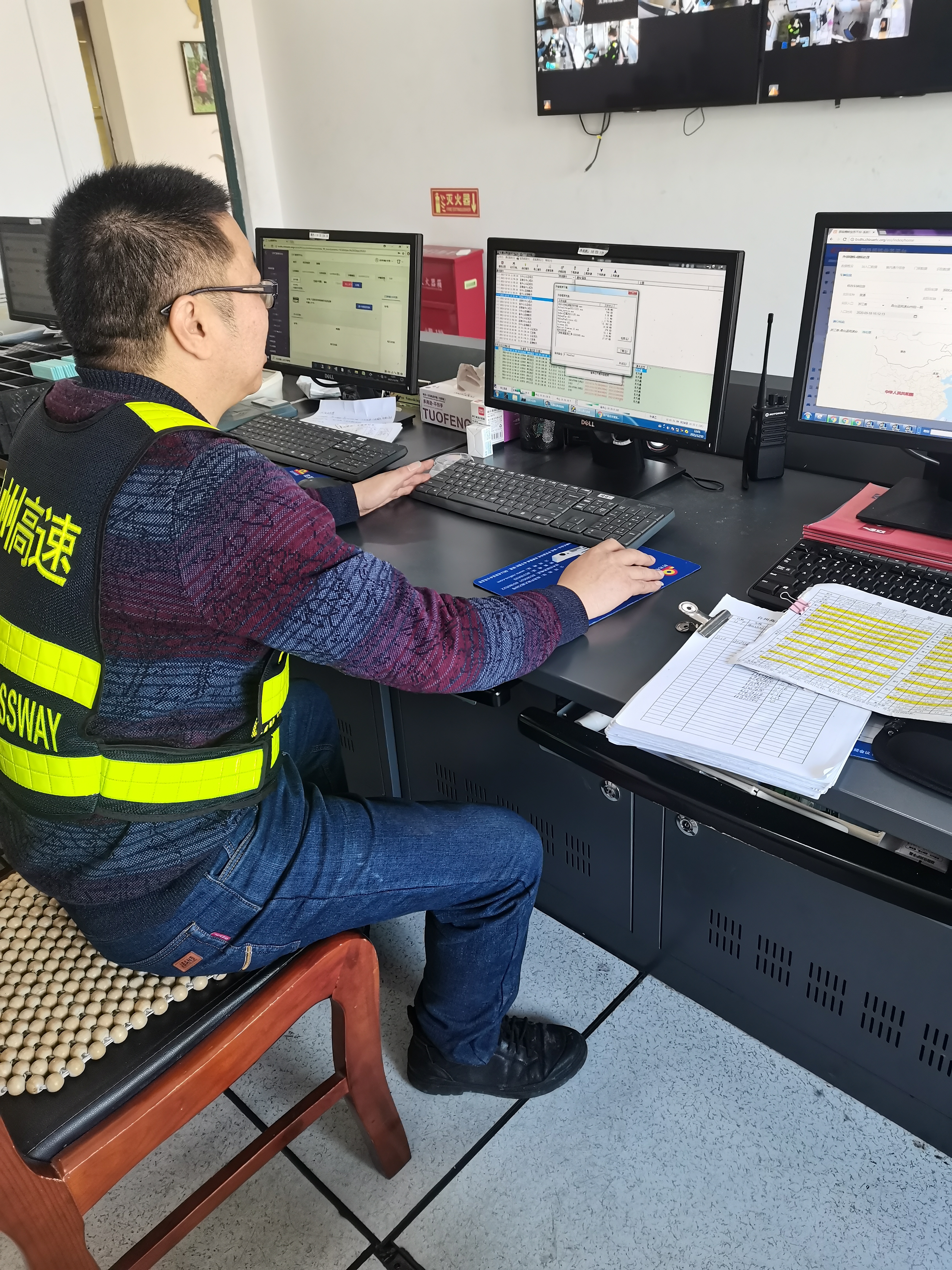 1639384246108643.jpg 圖為工作人員在升級系統(tǒng).jpg