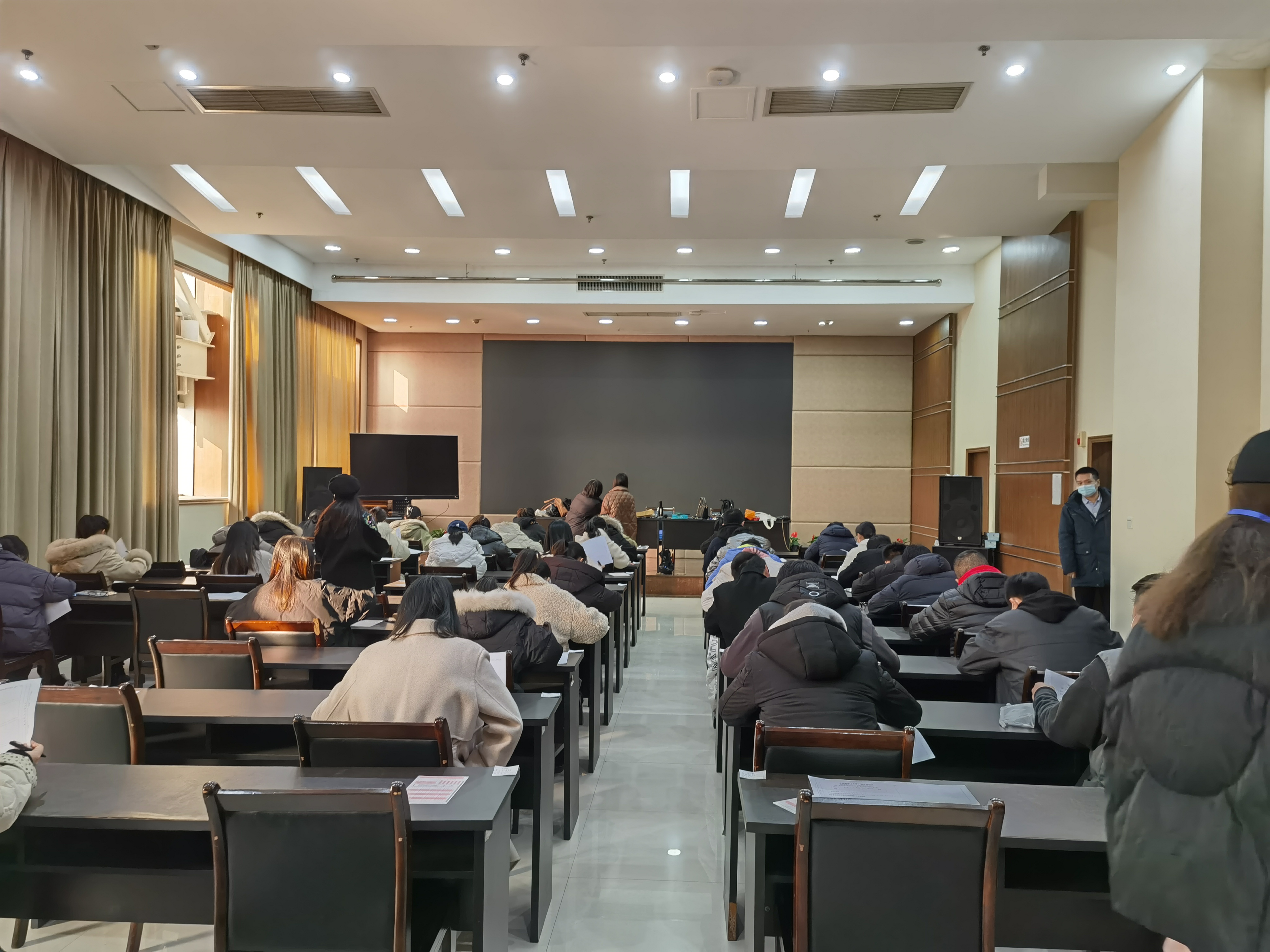 1642646454930240.jpg 圖為筆試現(xiàn)場2.jpg