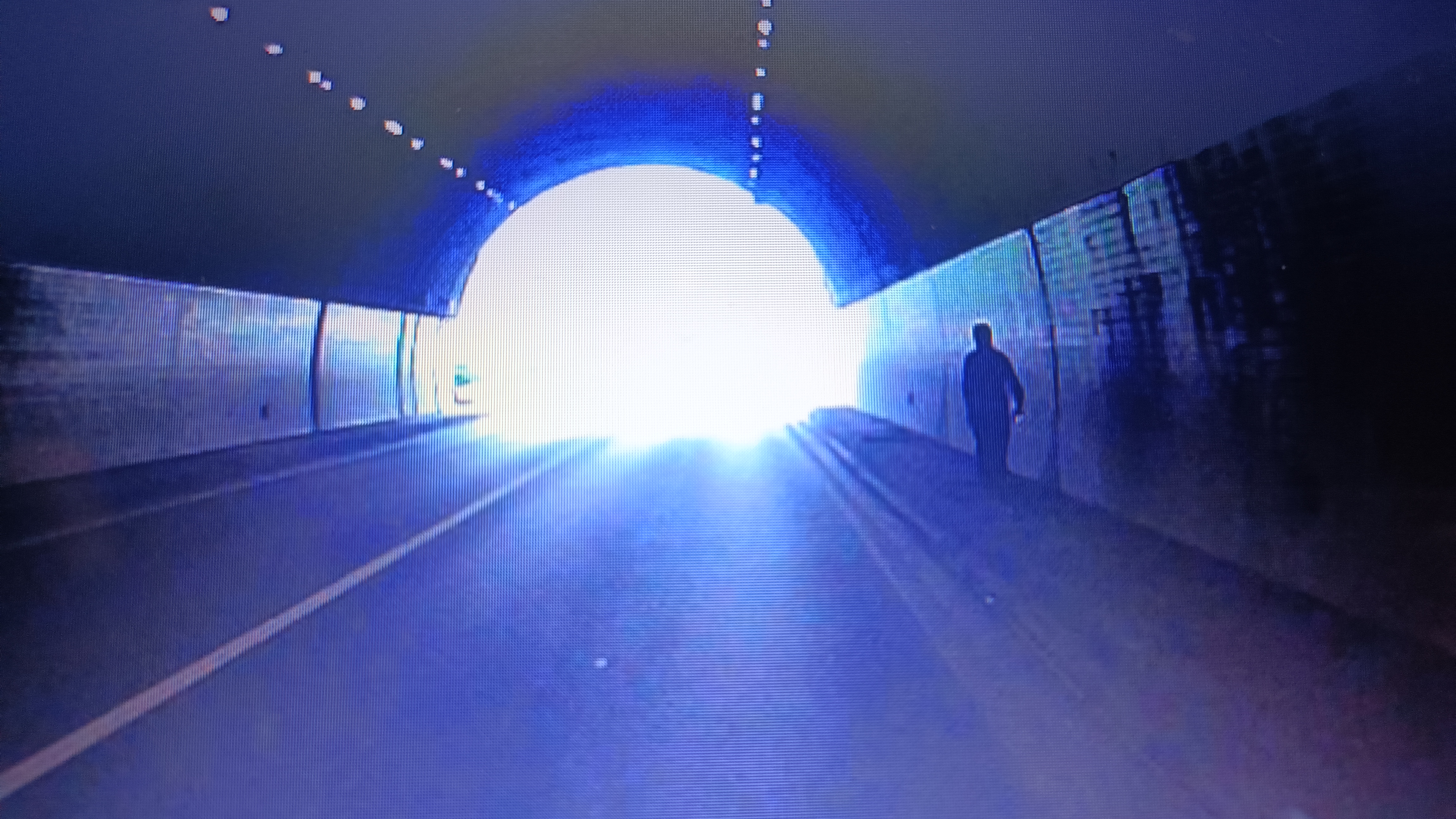 1651799211657173.jpg 2022.04.30塘嶺隧道發(fā)現(xiàn)行人.jpg